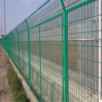 南寧公路護(hù)欄網(wǎng) 詳解1.8×3米帶邊框護(hù)欄網(wǎng)規(guī)格與應(yīng)用